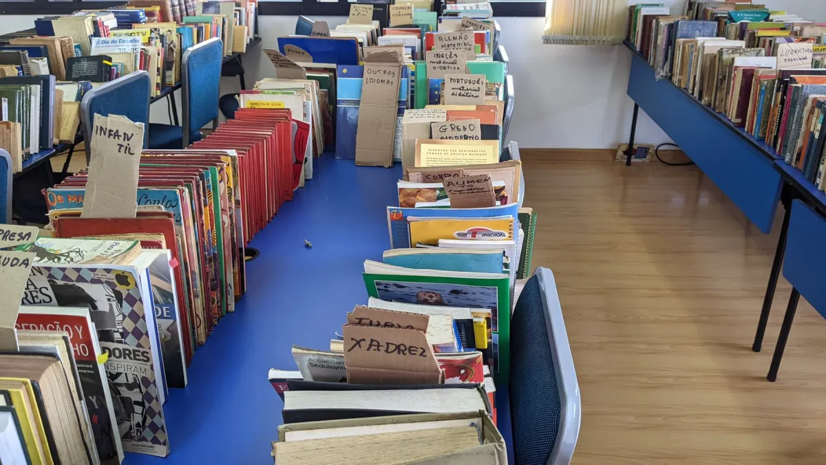 O salão da antiga Caelum com as mesas e as etiquetas escritas à mão