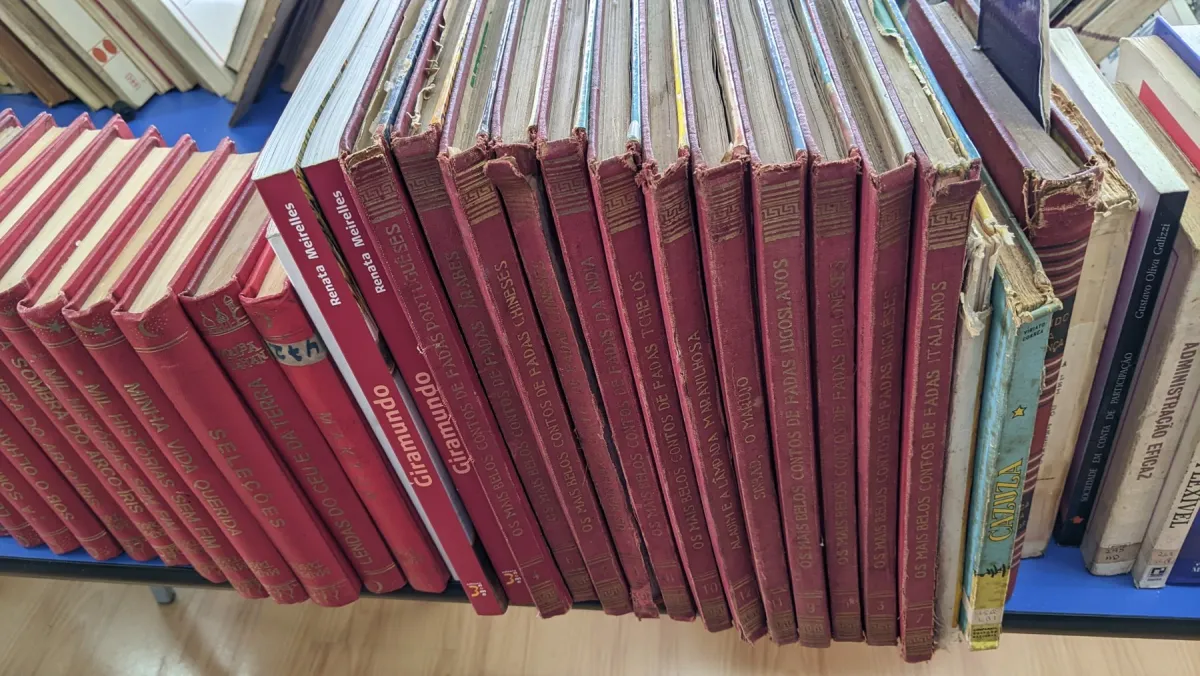 Os Mais Belos Contos de Fadas, encadernados em vermelho